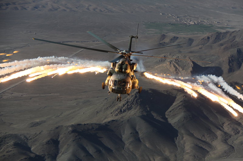 Bitevní vrtulník Mi-24 vypouští klamné cíle
