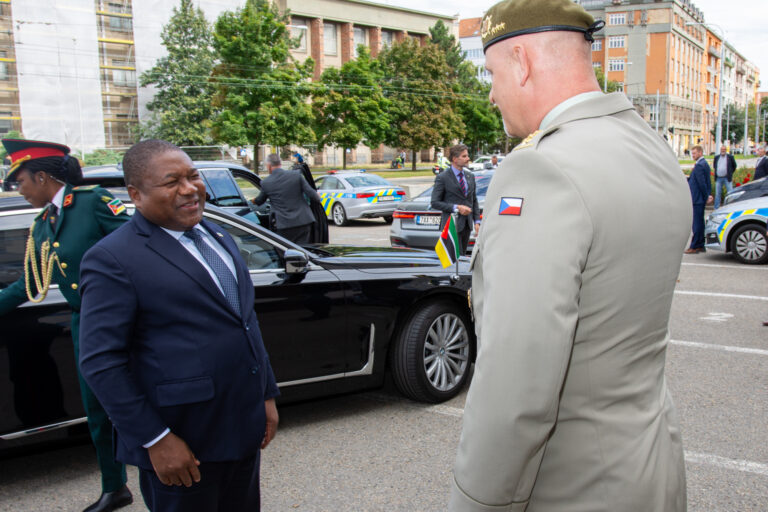 Prezident Mosambiku navštívil Univerzitu obrany