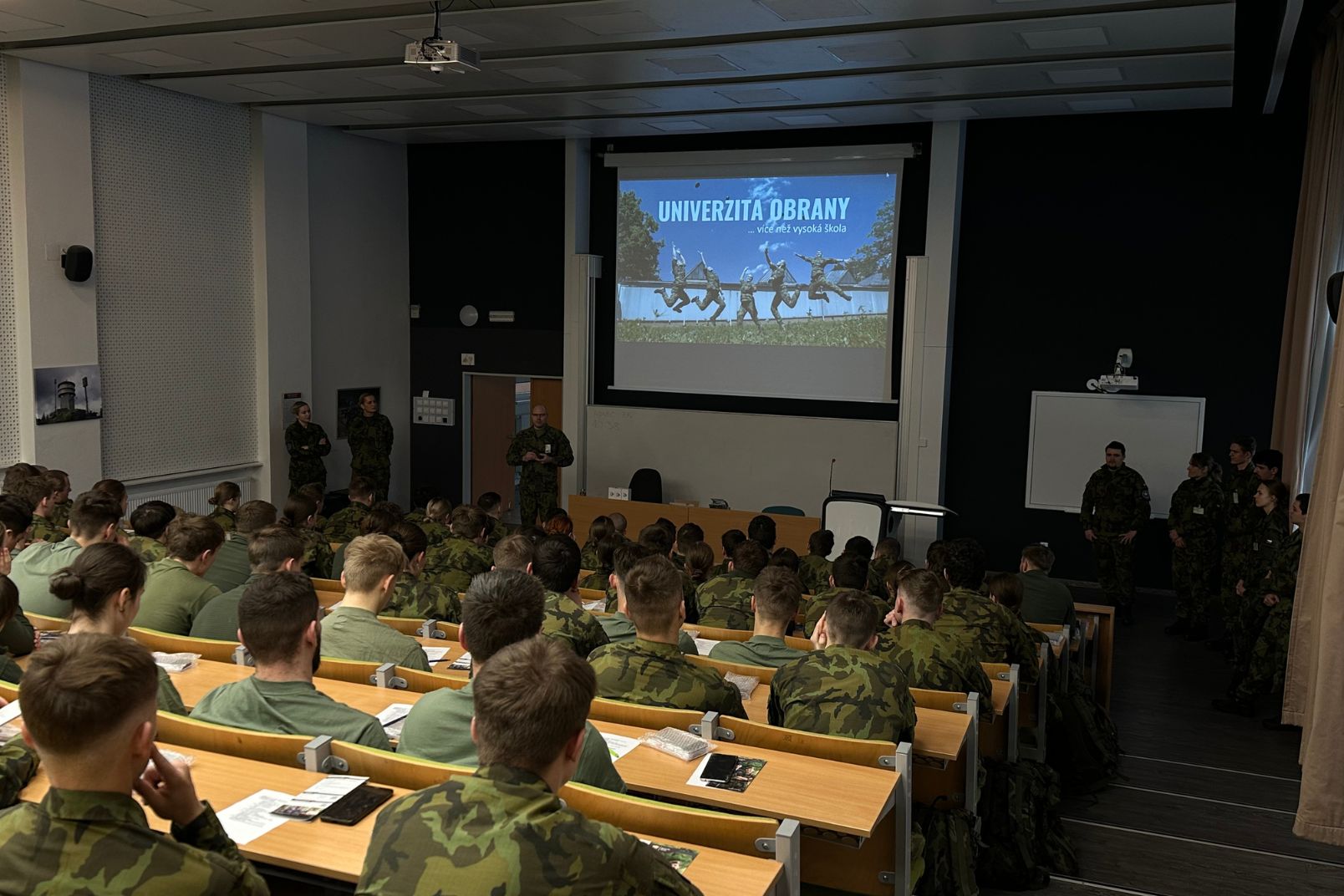 Přečtete si více ze článku Studenti Vojenské střední školy MO navštívili Univerzitu obrany 