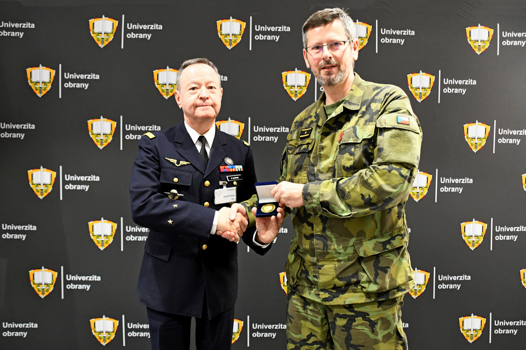 Přečtete si více ze článku Brigadier General Oustric Visits University of Defence