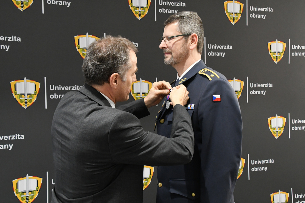 Právě si prohlížíte Rektor-velitel obdržel francouzské vyznamenání