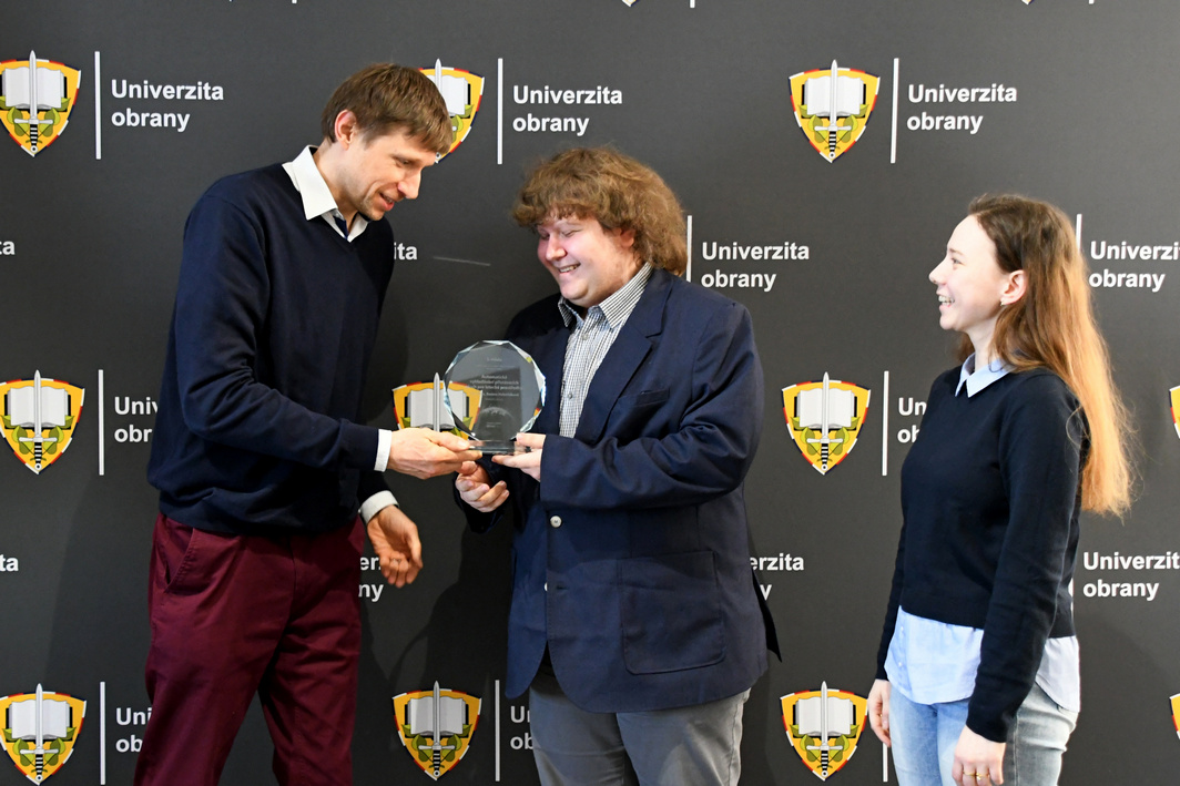 Právě si prohlížíte Úspěch studentů Univerzity obrany na Konferenci GIS ESRI v ČR 2025